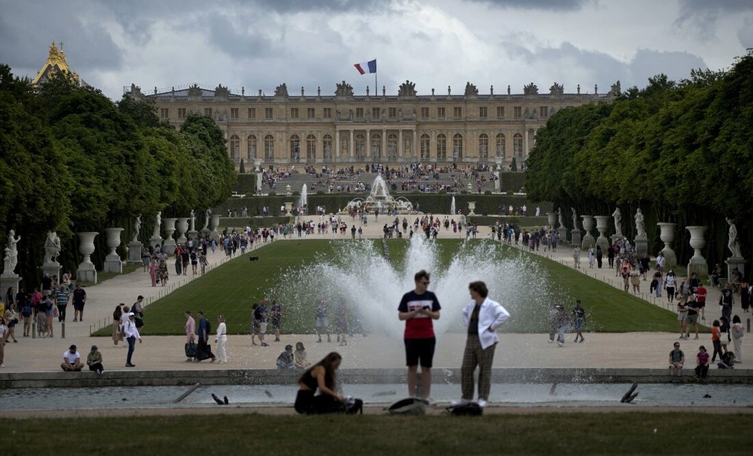 La residencia real, construida en el siglo XVII a unos 20 kilómetros al suroeste de París, fue evacuada el sábado por la tarde por un aviso de bomba anónimo. Foto: AP