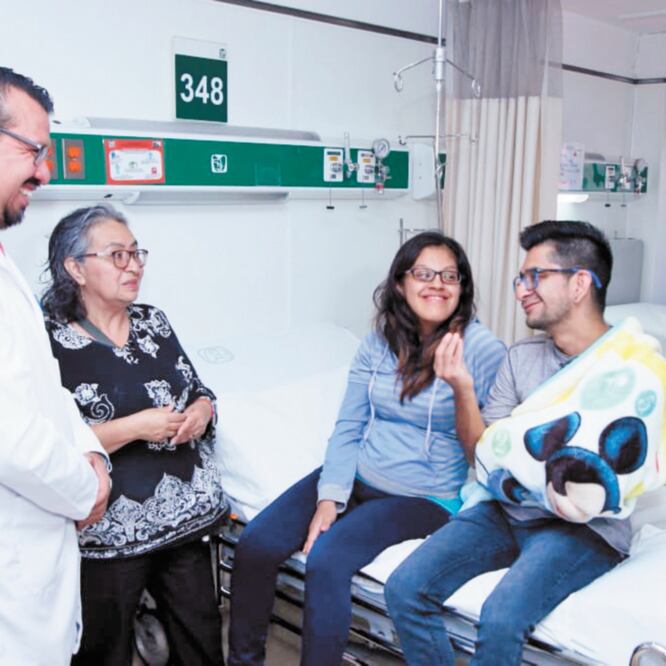 Erick Gómez, jefe del servicio de Ginecología y Obstetricia del HGZ 2A Troncoso; la señora Carmen Hernández, Fabiola e Itan, con su bebé en brazos, luego del alumbramiento. CORTESÍA IMSS 
