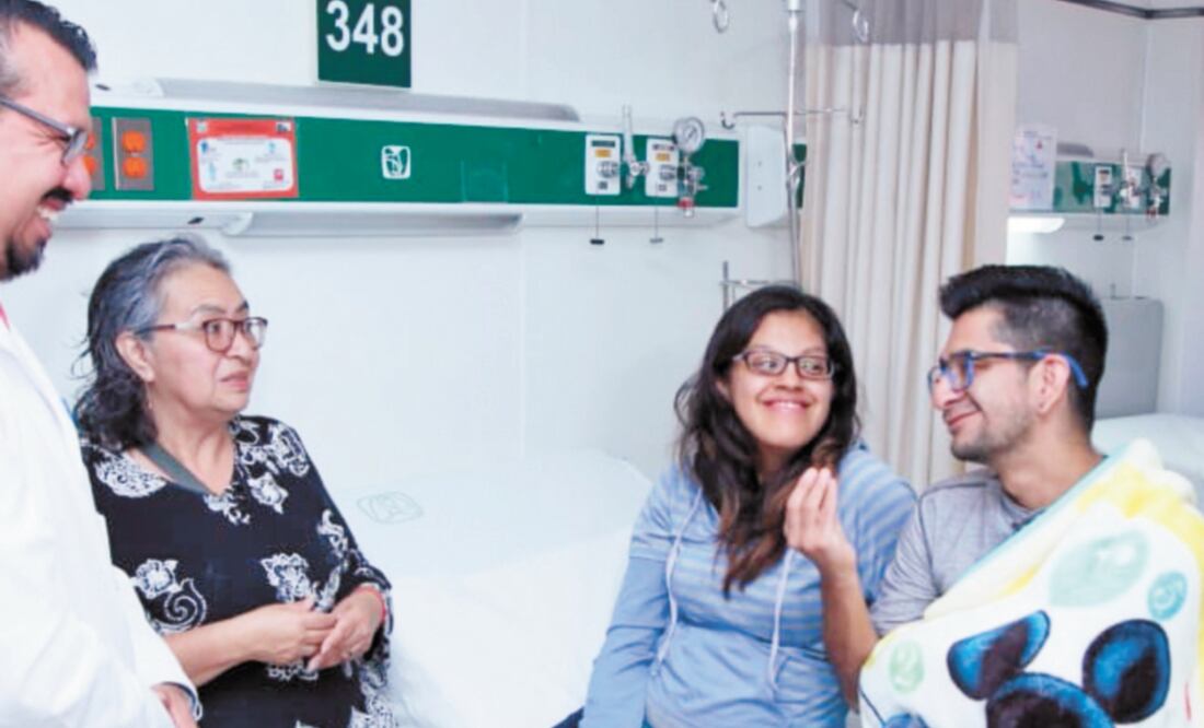 Erick Gómez, jefe del servicio de Ginecología y Obstetricia del HGZ 2A Troncoso; la señora Carmen Hernández, Fabiola e Itan, con su bebé en brazos, luego del alumbramiento. CORTESÍA IMSS