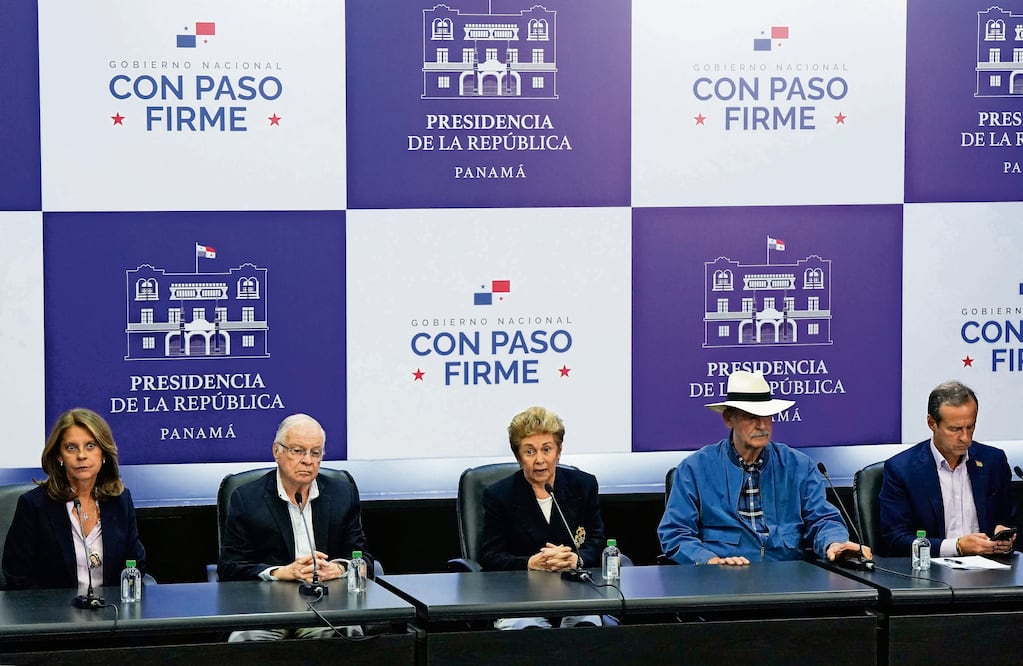 La exvicepresidenta de Colombia Lucía Ramírez; el expresidente de Costa Rica Ángel Rodríguez; la expresidenta de Panamá Mireya Moscoso; el expresidente de México Vicente Fox, y el exmandatario de Bolivia, Jorge Quiroga.
(Photo by ARNULFO FRANCO / AFP)
