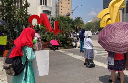 Indígenas mazahuas bloquean carriles centrales de Reforma al cruce con Bucareli en demanda de vivienda