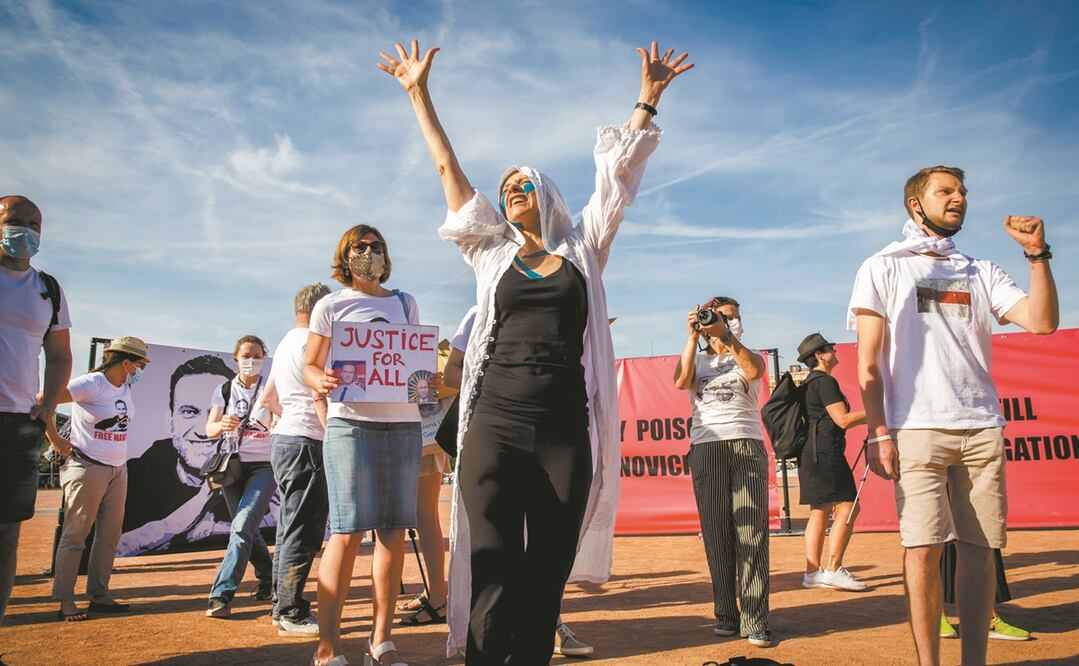 Manifestantes en una protesta, en Ginebra, Suiza, contra la represión política, las violaciones de los derechos humanos y el gobierno antidemocrático en Rusia, previo a la reunión entre Joe Biden y el Vladimir Putin. Foto: Magali Girardi: AP. 