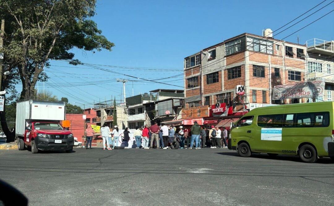 Vecinos del Pedregal bloquean calles en Coyoacán contra el paso de la Línea 14 del Trolebús. Foto: Jaun Carlos Williams