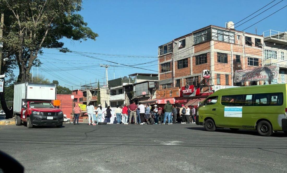 Vecinos del Pedregal bloquean calles en Coyoacán contra el paso de la Línea 14 del Trolebús. Foto: Jaun Carlos Williams