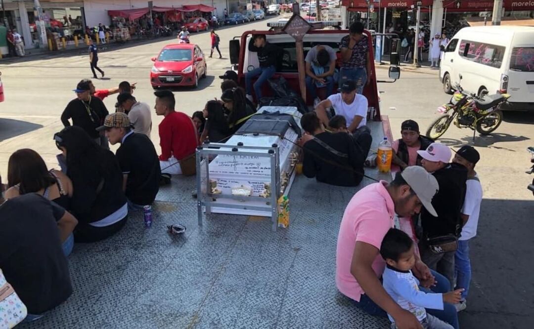 Los manifestantes llevaron un camión de carga y en la parte de atrás colocaron el ataúd en el que aún estaba Bryan Uriel. Foto: Especial