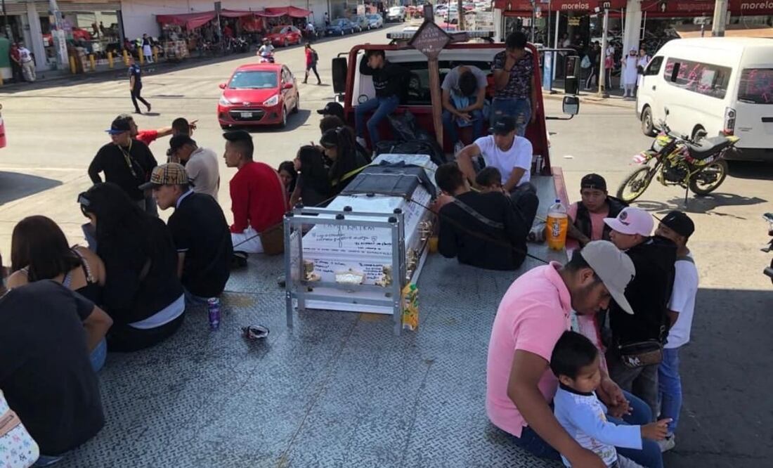 Los manifestantes llevaron un camión de carga y en la parte de atrás colocaron el ataúd en el que aún estaba Bryan Uriel. Foto: Especial