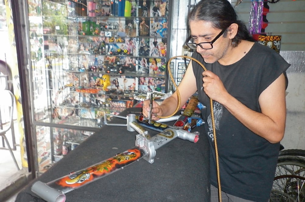 Joaquín tiene un pequeño taller de reparación de bicicletas en la Calzada de San Mateo, frente a la Alameda municipal, en pleno centro de Atizapán (MANUEL BARRERA. EL UNIVERSAL)