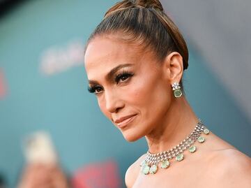 JLo lució un vestido blanco de ensueño en su visita a México