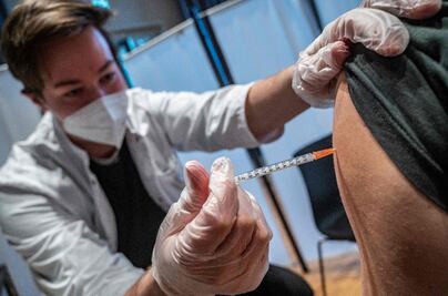 De tres a cuatro dosis, sugiere la OMS para prevenir el Covid grave