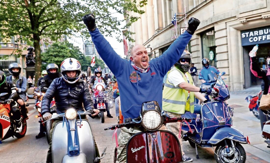 Paul Hodgson, padrastro de Olivia Campbell, una de las jóvenes que falleció en el atentado del lunes en Manchester, realizó una “rodada” en homenaje a todas las víctimas de la explosión de una bomba. (STEFAN WERMUTH. REUTERS)