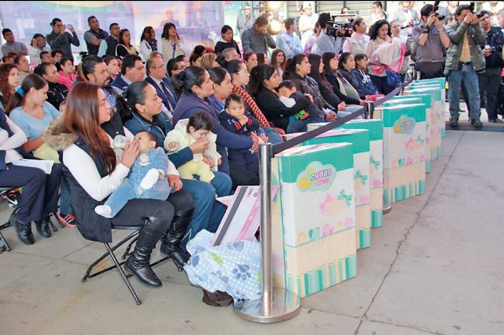 El jefe de Gobierno del Distrito Federal, Miguel Ángel Mancera, regaló ayer 509 paquetes en la delegación Venustiano Carranza y aseguró que para este año está garantizado el presupuesto de Cunas CDMX, aunque no especificó la meta (ESPECIAL)