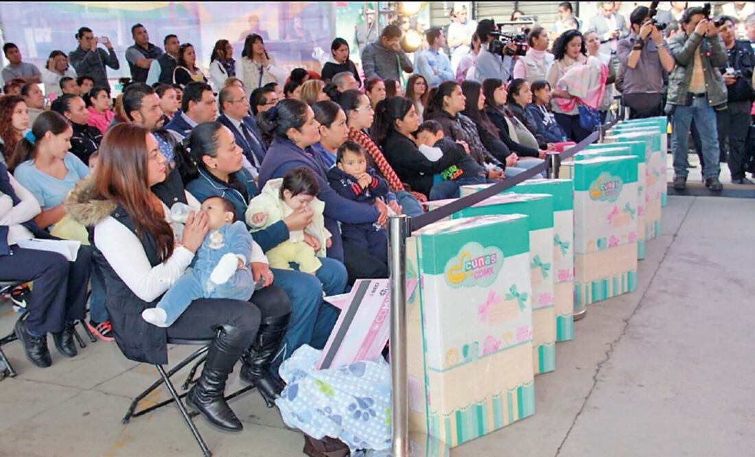 El jefe de Gobierno del Distrito Federal, Miguel Ángel Mancera, regaló ayer 509 paquetes en la delegación Venustiano Carranza y aseguró que para este año está garantizado el presupuesto de Cunas CDMX, aunque no especificó la meta (ESPECIAL)