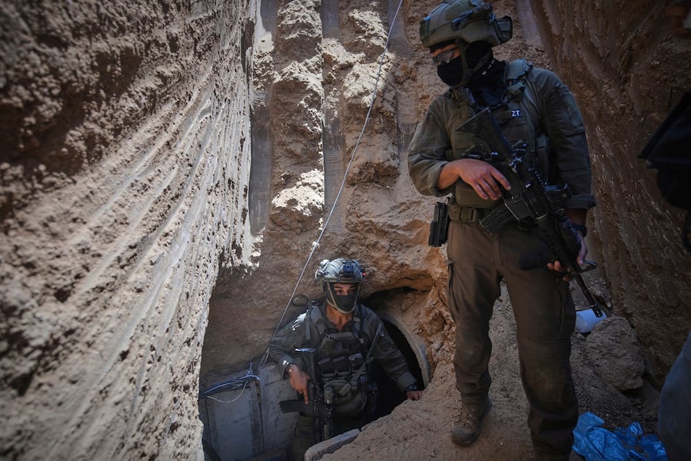 Soldados israelíes entran en un túnel bajo el Hospital Europeo en Khan Younis, al sur de Gaza, donde, según el ejército, operaban militantes de Hamas. Foto: AP