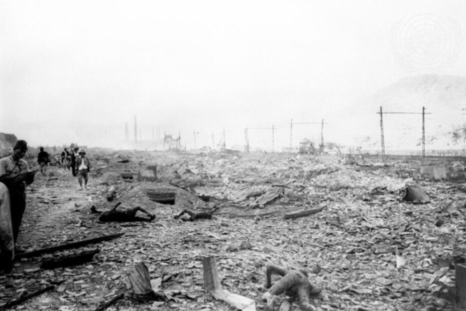 Los rayos térmicos imprimen la sombra de una manija sobre un gasómetro ubicado a aproximadamente 2 kilómetros del hipocentro en Hiroshima. Foto # UN7758051 UN Photo/Shunkichi Kikuchi
