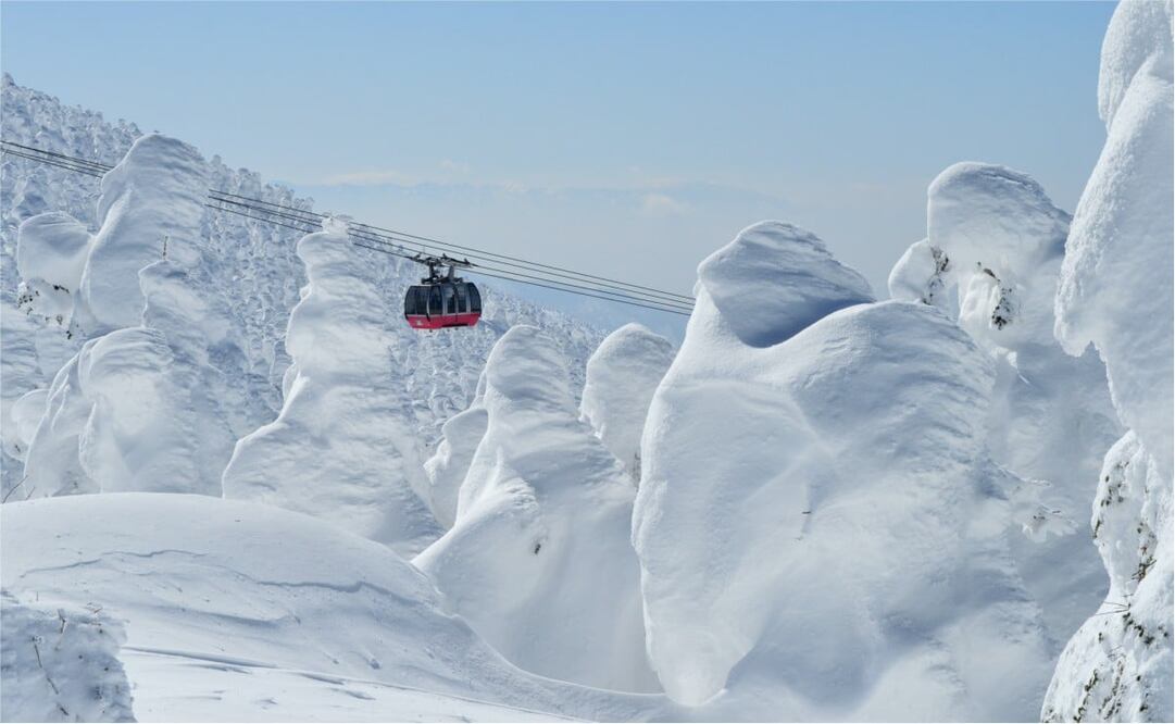 Los monstruos de nieve y hielo, en Japón, pueden apreciarse desde una góndola. Foto: iStock
