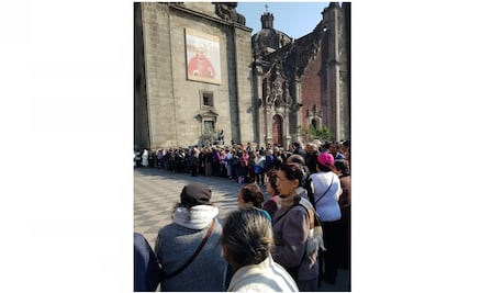 Fieles reciben con aplausos a Aguiar Retes en la Catedral