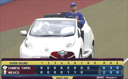 Pitcher llega al montículo en coche en el México vs Taiwán