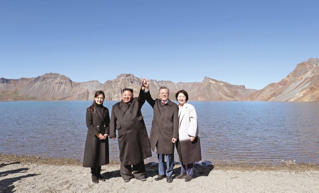 La primera dama norcoreana, Ri Sol-ju; su esposo, el mandatario Kim Jong-un; el presidente surcoreano Moon Jae-in y su mujer, Kim Jung-sook, durante la visita al Monte Paektu, en Pyongyang, ayer. Foto: REUTERS