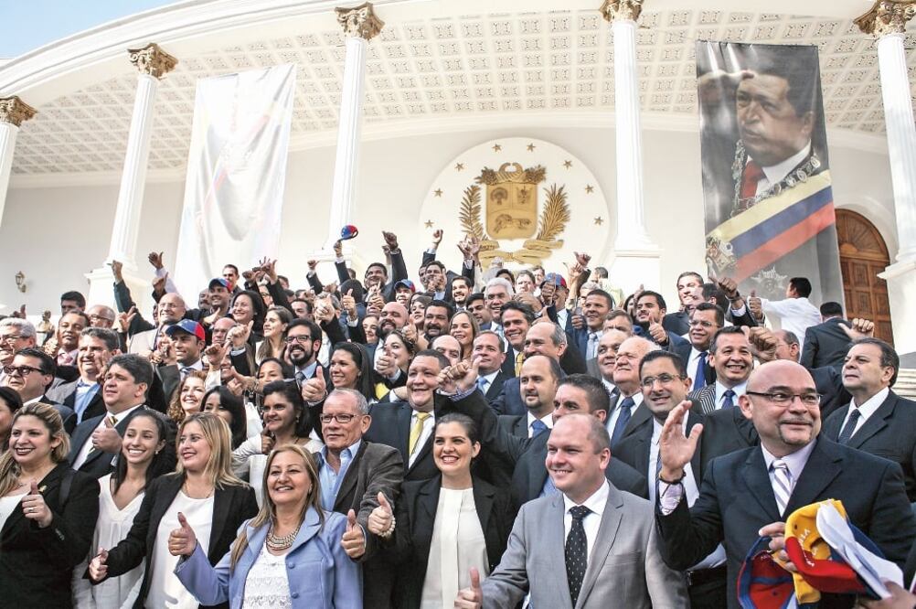 Diputados de la opositora Mesa de Unidad Democrática (MUD) posan afuera de la Asamblea Nacional después de la juramentación de sus cargos en Caracas (BORIS VERGARA. XINHUA)