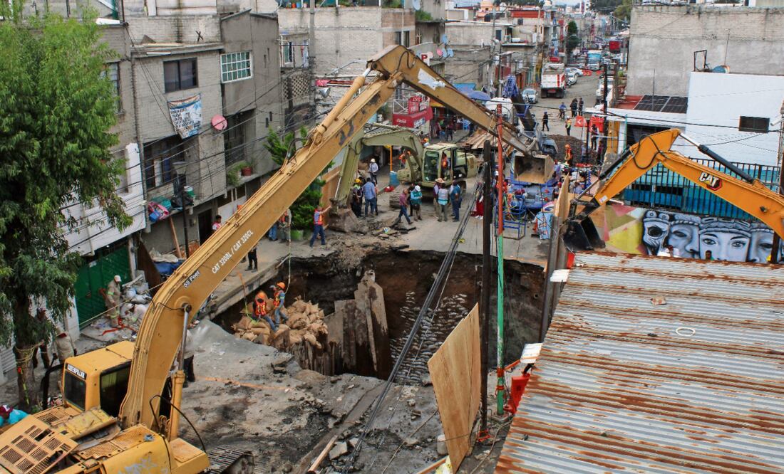 Los dos millones de litros de agua que cayeron en 30 minutos antier domingo en la alcaldía de Iztapalapa provocaron el agrandamiento del socavón de la colonia Renovación. Foto: Darío Luna / EL UNIVERSAL