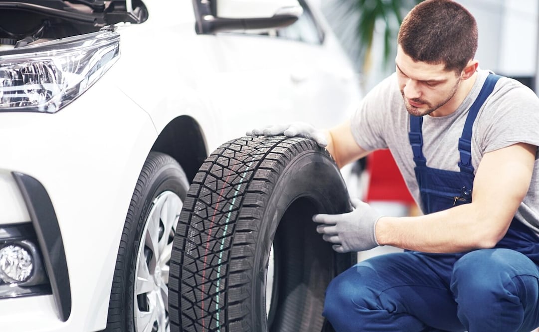 Las llantas de refacción pueden evitar que quedes varado en el camino. Foto: Freepik