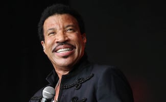 Lionel Richie interrumpe y luego suspende concierto en Minnesota tras sentirse indispuesto en el escenario