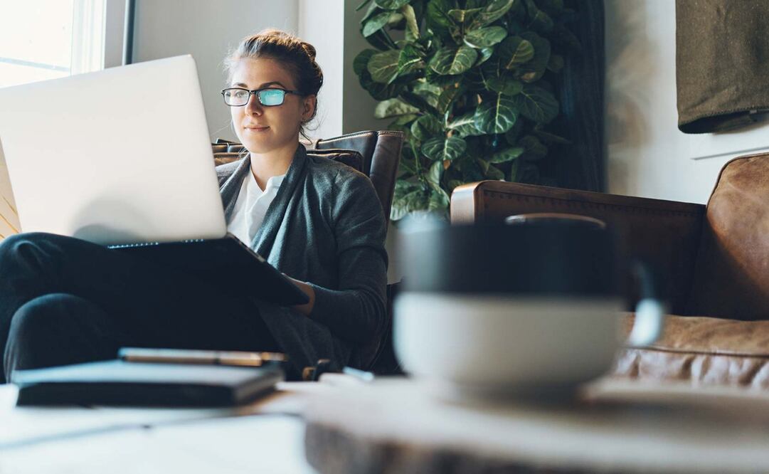 La Zenbook Pro Duo cuenta con una pantalla táctil secundaria 4K de ancho completo lo que la hace ideal para quienes se dedican al trabajo creativo  Copy: Una buena parte del éxito del home office es contar con un equipo de cómputo que solvente las necesid