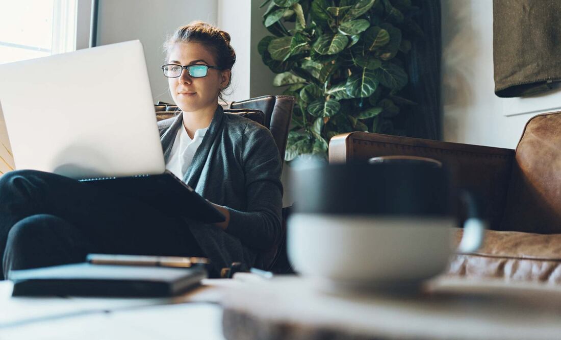 La Zenbook Pro Duo cuenta con una pantalla táctil secundaria 4K de ancho completo lo que la hace ideal para quienes se dedican al trabajo creativo Copy: Una buena parte del éxito del home office es contar con un equipo de cómputo que solvente las necesid