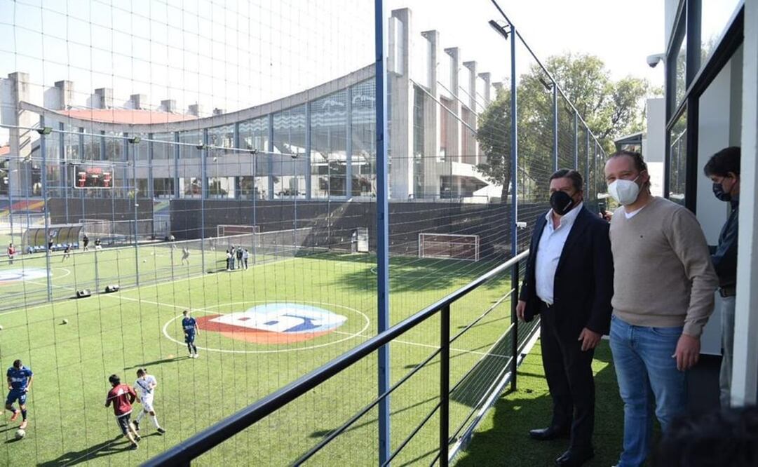 Tras permanecer 20 años concesionadas, la alcaldía Benito Juárez recuperó las canchas de fútbol de la Alberca Olímpica y las transformó. Foto: Especial