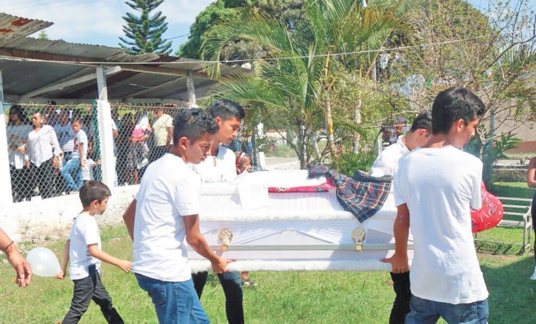 Cuatro jóvenes cargaron el ataúd de Jarid rumbo a la iglesia para la misa de cuerpo presente. Foto: MA. DE JESÚS PETERS. EL UNIVERSAL