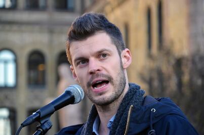 Líder de partido noruego renuncia tras robarse unos lentes de sol de lujo