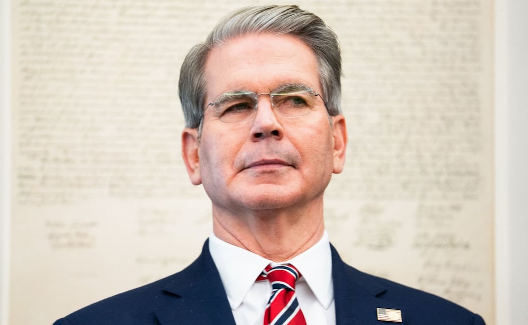 El secretario del Tesoro de EU, Scott Bessent, observa al presidente Donald Trump durante una conferencia de prensa con Elon Musk en la Oficina Oval de la Casa Blanca en Washington, D.C., el 30 de mayo de 2025. Bessent declaró el 1 de junio de 2025 que el presidente Trump podría hablar con Xi Jinping de China "muy pronto", y que dicha llamada podría ayudar a desbloquear las negociaciones comerciales entre las dos mayores economías del mundo. Foto: AFP