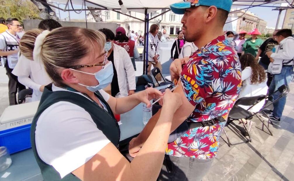 Aplican 600 vacunas contra el sarampión en explanada de Bellas Artes; hay espera de hasta media hora.
Foto: Fabián Evaristo
