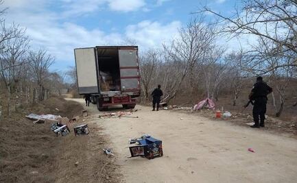 Encapuchados saquean tráiler con abarrotes en Pochutla, Oaxaca