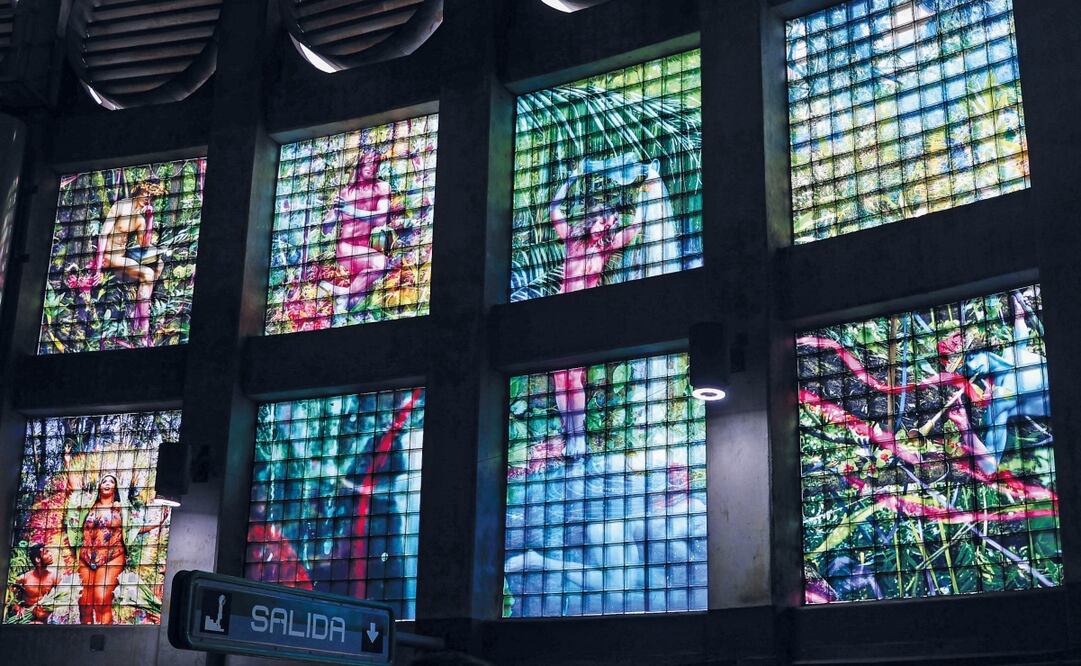 En la estación del Metro San Lázaro se colocaron 26 fotografías de David LaChapelle en 70 ventanales. Foto: Hugo Salvador | El Universal
