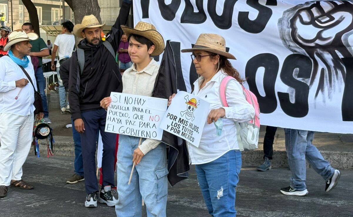 Asistentes a la marcha de la generación Z se reúnen en el Ángel de la Independencia previo a la movilización. Foto: Luis Carlos Rodríguez / EL UNIVERSAL