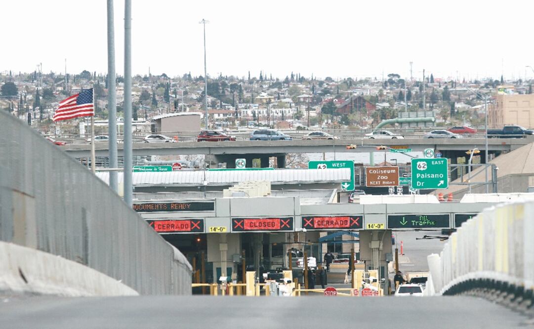 Digital signs signal closed at an international bridge checkpoint at the U.S-Mexico border that joins Ciudad Juarez and El Paso - Photo: Christian Chávez/AP