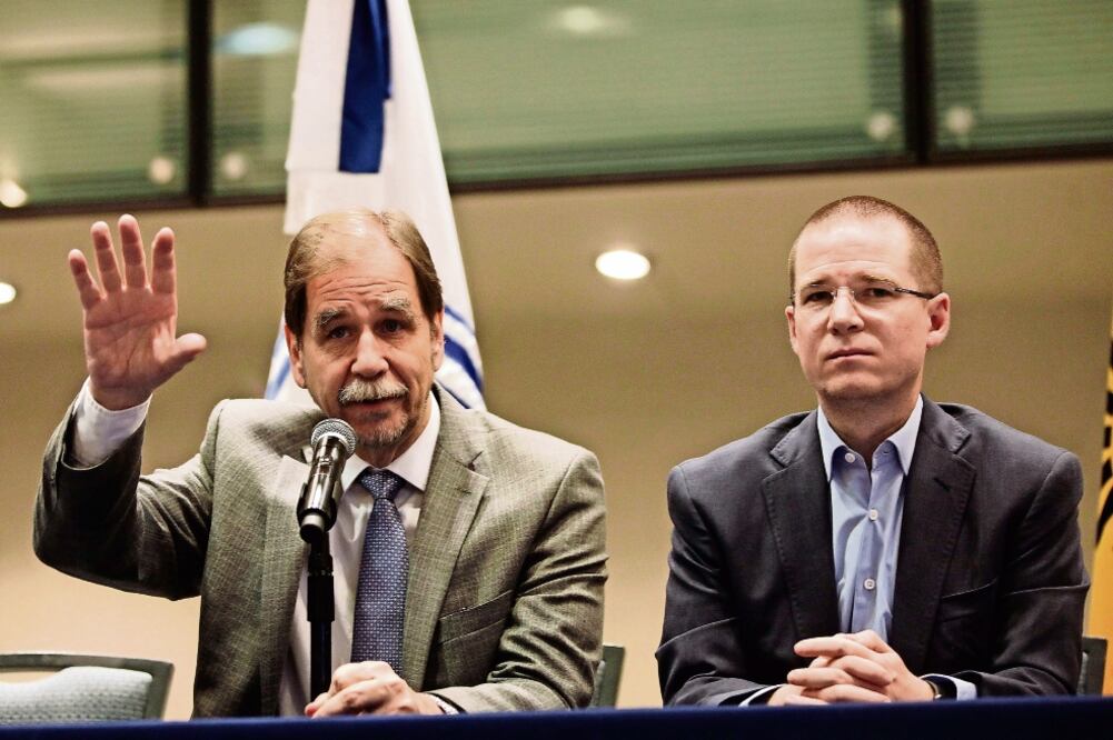 Los presidentes del PRD y el PAN, Agustín Basave y Ricardo Anaya, fueron los artífices de las alianzas este año. Ambos partidos no descartan ir juntos en 2017 (ARCHIVO EL UNIVERSAL)