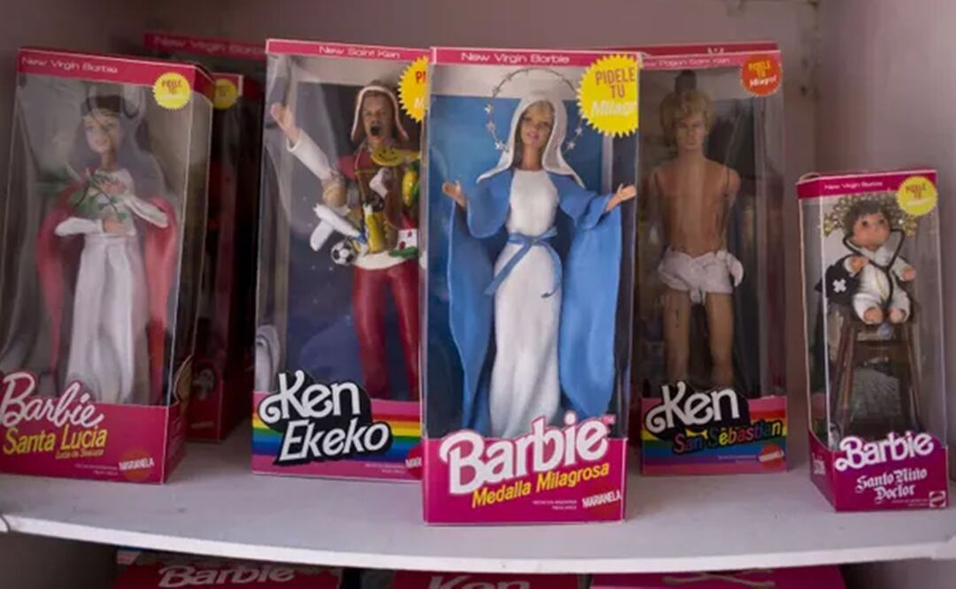 Muñecos Barbie y Ken vestidos como, entre otros, la Virgen María y el mártir San Sebastián en la exposición Barbie: Religión Plástica. Foto: Getty Images