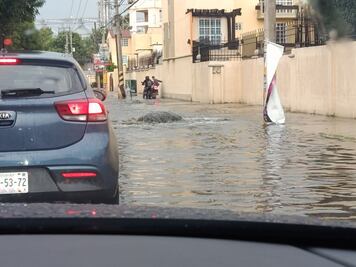 Fuerte lluvia con granizo ocasiona inundaciones en varios municipios del Edomex; hay intensa carga vial