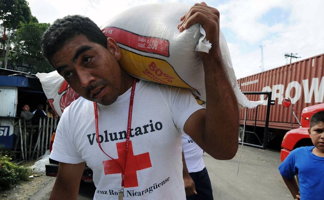Voluntario de la Cruz Roja en Nicaragua carga provisiones para seguidores del expresidente expulsado Manuel Zelaya. Foto: AFP