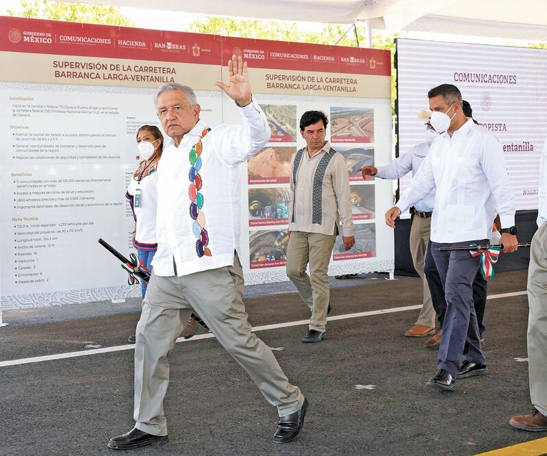 El presidente Andrés Manuel López Obrador en Santa María Colotepec, Oaxaca, donde habló de los beneficios de la supercarretera en construcción. Foto: EDWIN HERNÁNDEZ. EL UNIVERSAL
