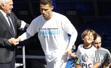 De la mano, CR7 guió a niño refugiado al campo de juego