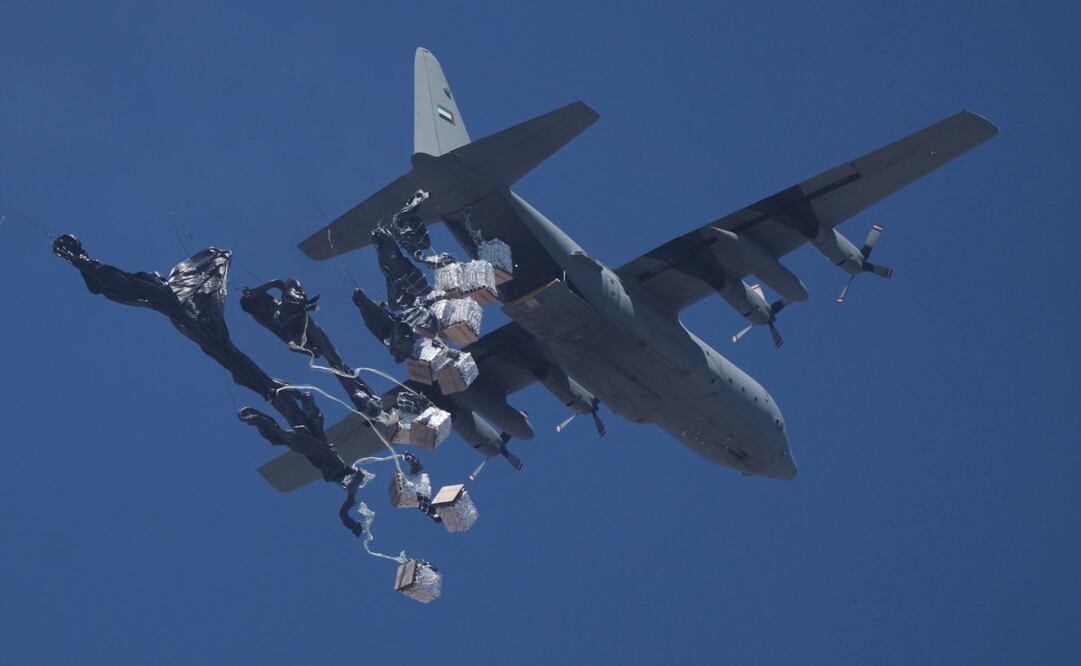Ayuda humanitaria lanzada desde el aire a los palestinos sobre la ciudad de Gaza, Franja de Gaza. Foto: AP
