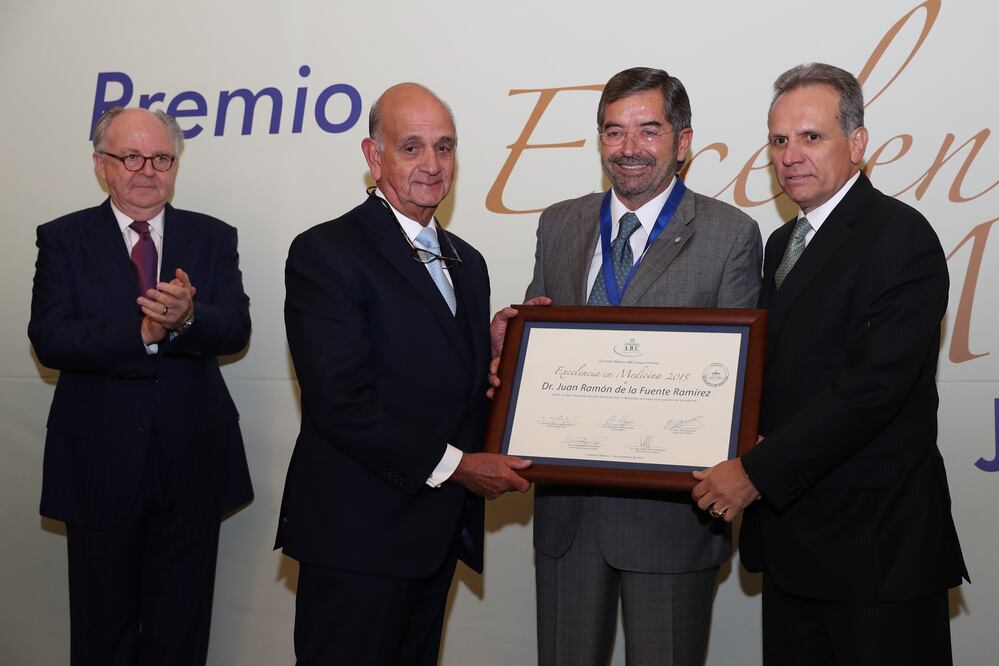 Juan Ramón de la Fuente, ex secretario de Salud (segundo de der. a izq.), al recibir la distinción (VALENTE ROSAS. EL UNIVERSAL)