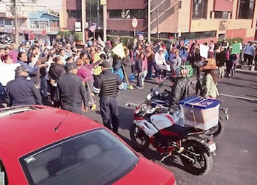 Padres de familia bloquean la calzada Ignacio Zaragoza