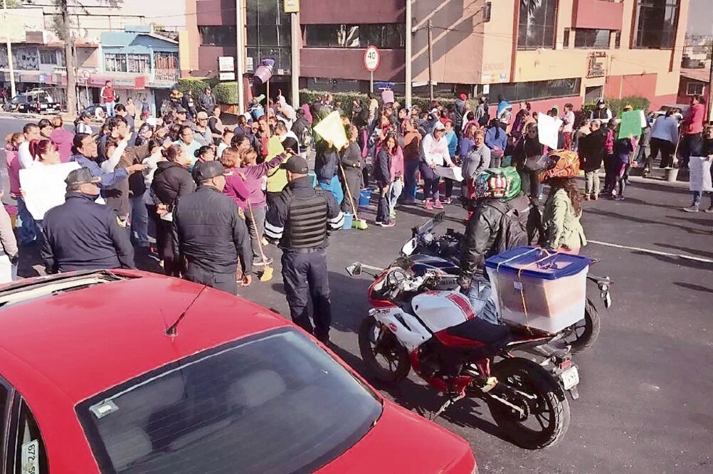 La SEP les ofreció continuar las actividades académicas en aulas móviles; sin embargo, los protestantes argumentan que las autoridades se comprometieron a reparar el plantel durante diciembre y no lo cumplieron (ESPECIAL)