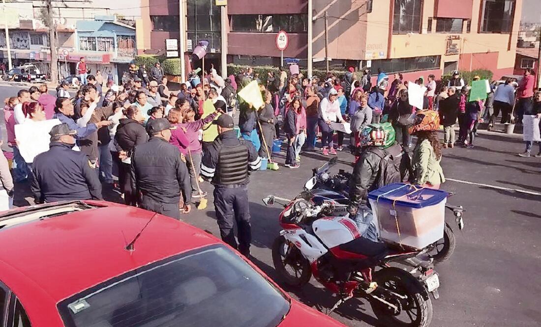 La SEP les ofreció continuar las actividades académicas en aulas móviles; sin embargo, los protestantes argumentan que las autoridades se comprometieron a reparar el plantel durante diciembre y no lo cumplieron (ESPECIAL)