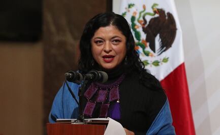 Alejandra Frausto recibe la “gran cruz”, pero por falta de pagos