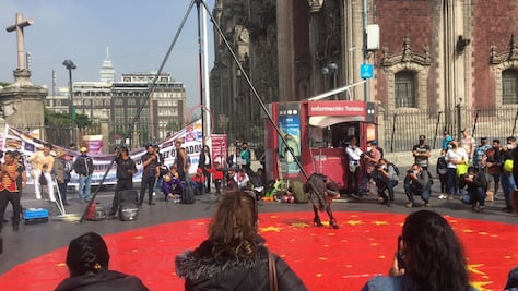 Arman “un circo” junto a Palacio Nacional para pedirle a AMLO protección de espectáculos circenses